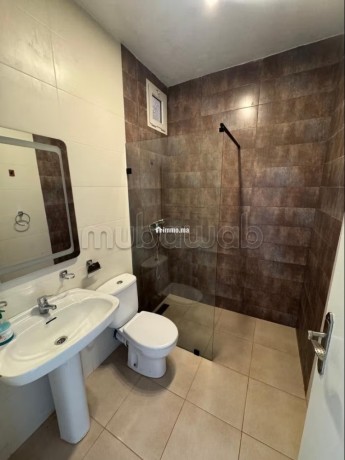 location-dun-appartement-a-agdal-surface-totale-85-m2-salon-contemporain-big-2