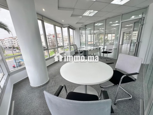 bureaux-semi-meuble-a-louer-a-moulay-youssef-surface-de-256-m2-ascenseur-et-places-de-parking-big-1