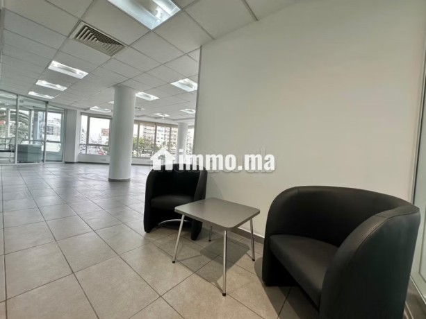 bureaux-semi-meuble-a-louer-a-moulay-youssef-surface-de-256-m2-ascenseur-et-places-de-parking-big-2