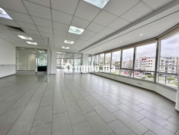bureaux-semi-meuble-a-louer-a-moulay-youssef-surface-de-256-m2-ascenseur-et-places-de-parking-big-3