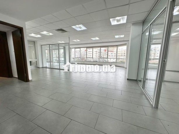 bureaux-semi-meuble-a-louer-a-moulay-youssef-surface-de-256-m2-ascenseur-et-places-de-parking-big-4