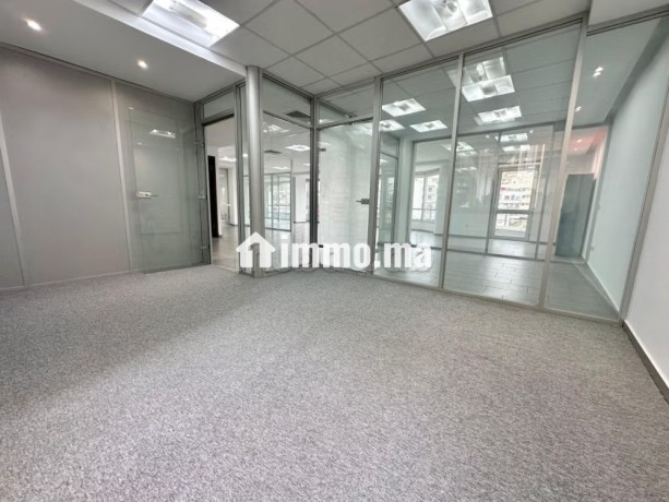 bureaux-semi-meuble-a-louer-a-moulay-youssef-surface-de-256-m2-ascenseur-et-places-de-parking-big-5