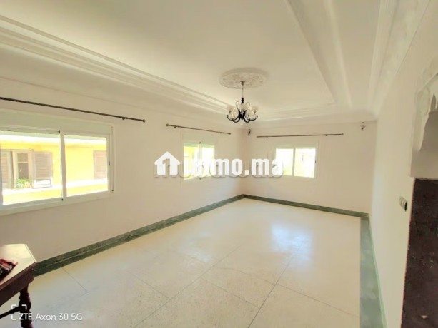 maison-r2-avec-garages-et-toit-terrasse-3-facades-big-4