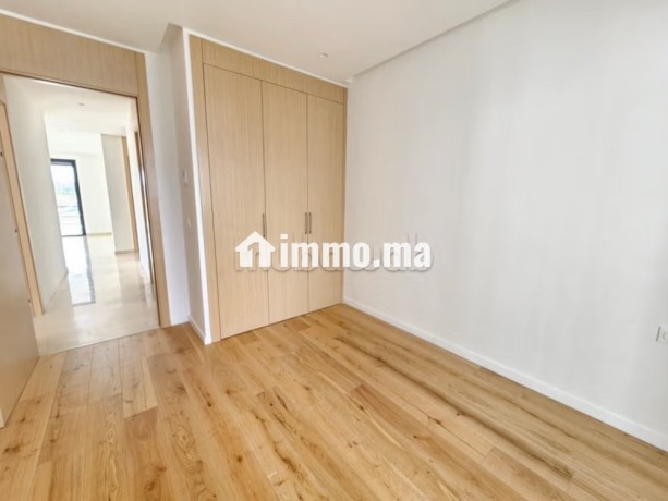 luxeux-appartement-avec-trois-facades-et-terrasse-big-10