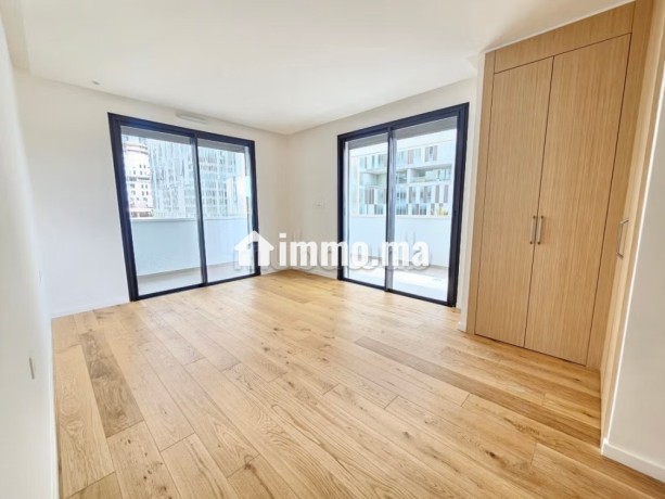 luxeux-appartement-avec-trois-facades-et-terrasse-big-3