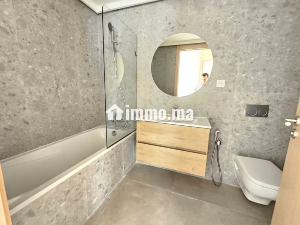 luxeux-appartement-avec-trois-facades-et-terrasse-big-8