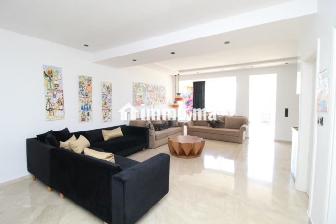 appartement-avec-grande-terrasse-en-plein-centre-big-0