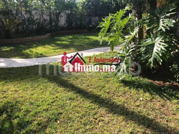 villa-de-900-m2-authentique-a-longchamps-big-1