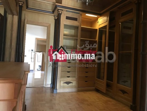 villa-de-900-m2-authentique-a-longchamps-big-2