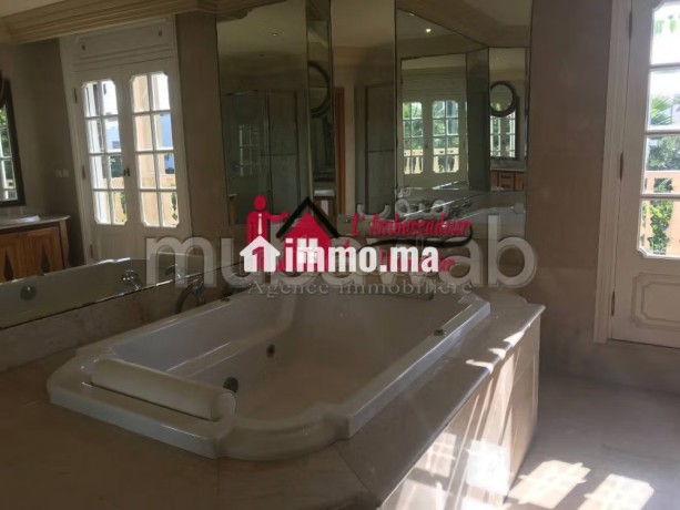 villa-de-900-m2-authentique-a-longchamps-big-3