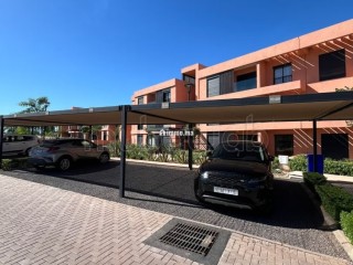 Location saisonnière à Guéliz. Superficie 80 m². Piscine et air conditionné - Appartement à vendre