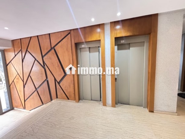 location-dun-appartement-a-maarif-1-belle-chambre-service-de-concierge-et-climatisation-big-4