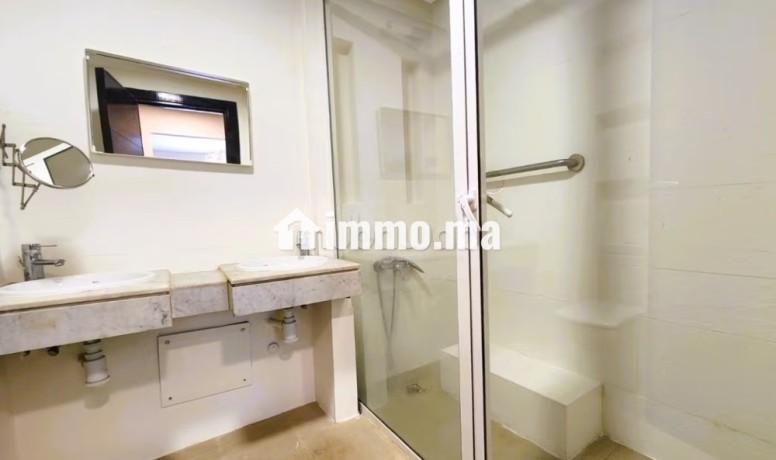 rez-de-jardin-2-chambres-vide-a-louer-a-ain-diab-big-9