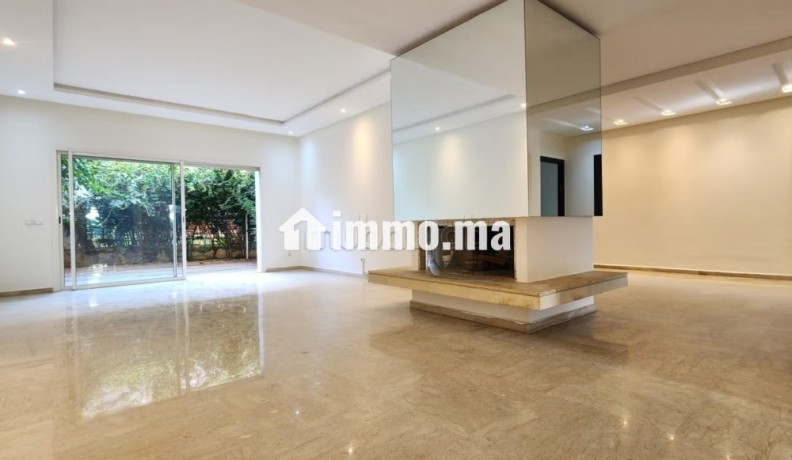 rez-de-jardin-2-chambres-vide-a-louer-a-ain-diab-big-10