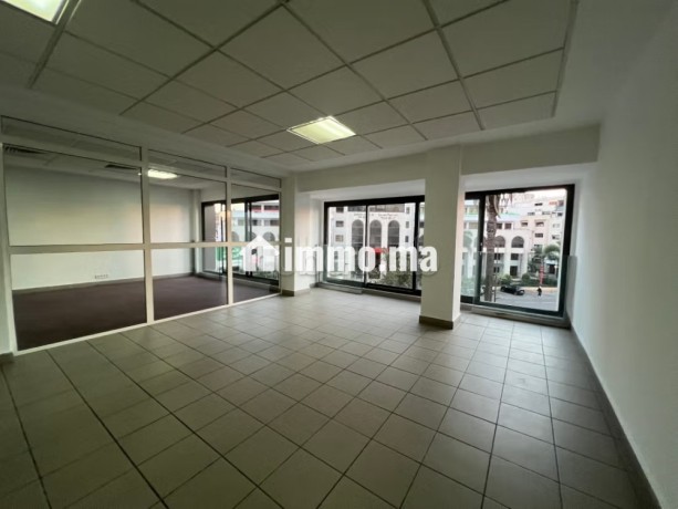 location-de-bureaux-sur-bd-anfa-superficie-265-m2-parking-et-ascenseur-big-0