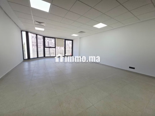bureaux-en-location-a-oasis-surface-totale-76-m2-avec-ascenseur-et-terrasse-big-2