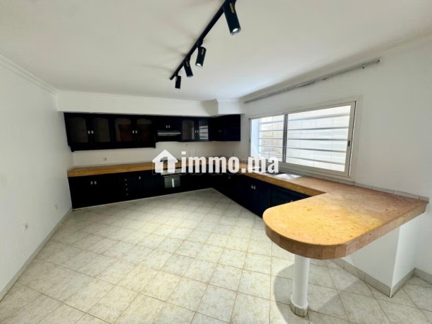 a-dar-bouaaza-somptueuse-villa-a-louer-vide-vue-mer-4-chambres-agreables-piscine-et-cheminee-big-16