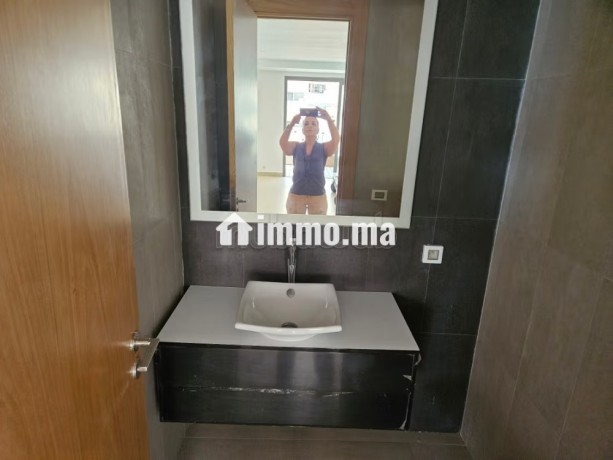 bel-appartement-en-location-a-ain-diab-extension-3-chambres-systeme-de-parabole-et-residence-securisee-big-5
