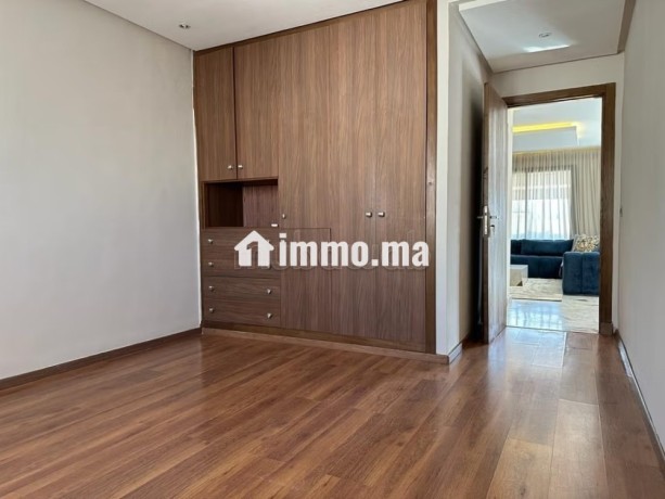 dernier-etage-terrasse-2-chambres-meuble-big-17