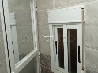 Location saisonnière à Fnideq. 2 pièces. Antenne parabolique et Porte blindée - Appartement à vendre