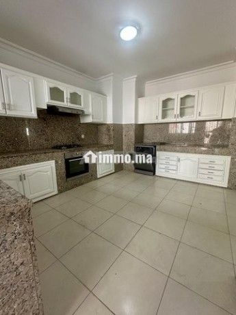 a-louer-spacieux-appartement-190-m2-a-racine-big-9