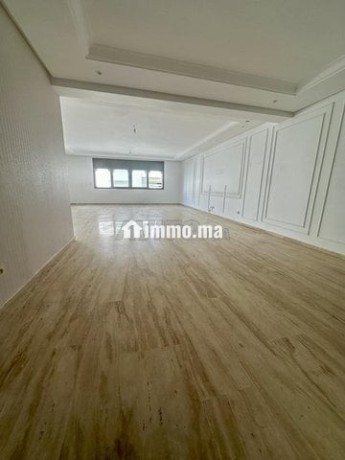 a-louer-spacieux-appartement-190-m2-a-racine-big-7