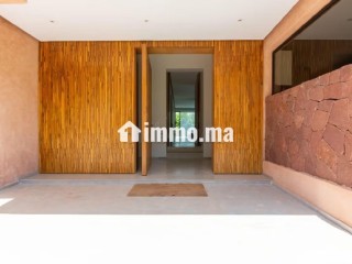 Magnifique villa à louer pour vos vacances à Route de Tahanaout. 4 pièces confortables. Avec ascenseur et terrasse - Villa à vendre