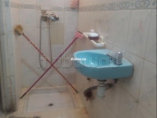 Location saisonnière à Horria. 3 pièces confortables. Porte blindée, salon marocain traditionnel - Appartement à vendre