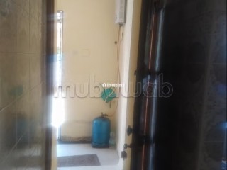 Location saisonnière à Horria. 3 pièces confortables. Porte blindée, salon marocain traditionnel - Appartement à vendre