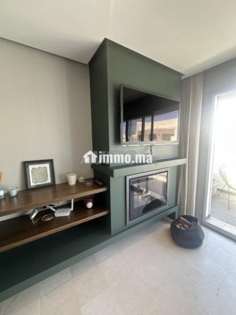 a-louer-studio-dernier-etage-avec-terrasse-big-2