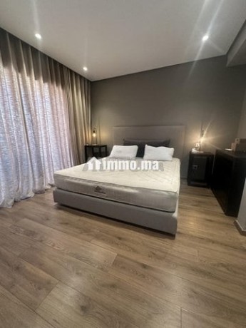 a-louer-studio-dernier-etage-avec-terrasse-big-3