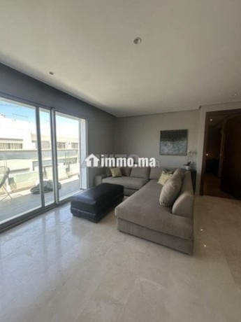 a-louer-studio-dernier-etage-avec-terrasse-big-7