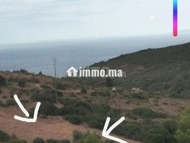 terrain-vue-sur-mer-et-montagne