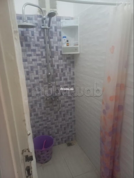 Location saisonnière à Agdal.
Superficie 48 m².
Porte blindée, antenne parabolique - Vente Immobilier - Rabat - photo 6