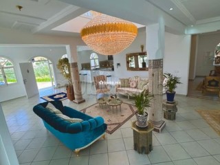 Villas de luxe à louer à Route d'Agadir.
Surface de 800 m².
Salon traditionnel marocain, résidence sécurisée - Villa à vendre - Essaouira