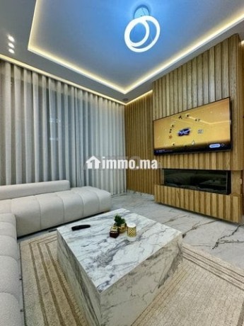 luxueuse-villa-moderne-neuve-piscine-verdure-big-10