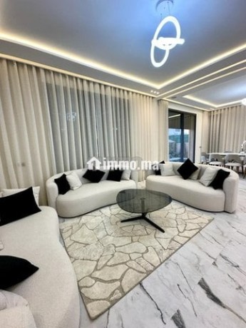 luxueuse-villa-moderne-neuve-piscine-verdure-big-4