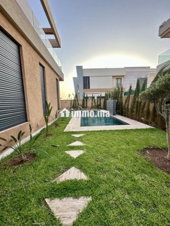 luxueuse-villa-moderne-neuve-piscine-verdure-big-5