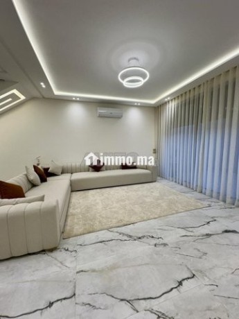 luxueuse-villa-moderne-neuve-piscine-verdure-big-7
