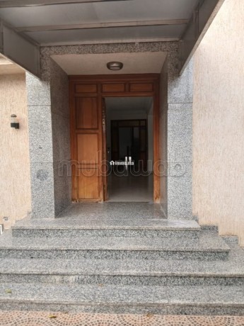 vente-villa-de-luxe-a-riyad-4-grandes-pieces-terrasse-et-jardin-big-9