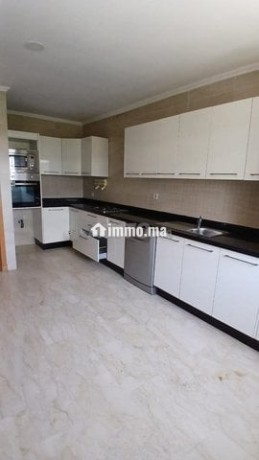 spacieux-appartement-vide-4-chambres-big-0