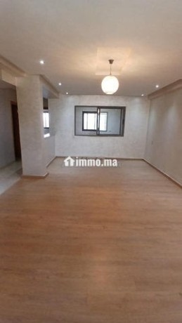 spacieux-appartement-vide-4-chambres-big-1