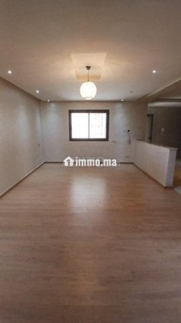 spacieux-appartement-vide-4-chambres-big-3