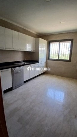 spacieux-appartement-vide-4-chambres-big-4