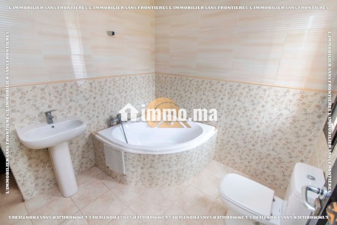 villa-vide-850-m2-a-louer-avec-piscine-privee-les-portes-big-10