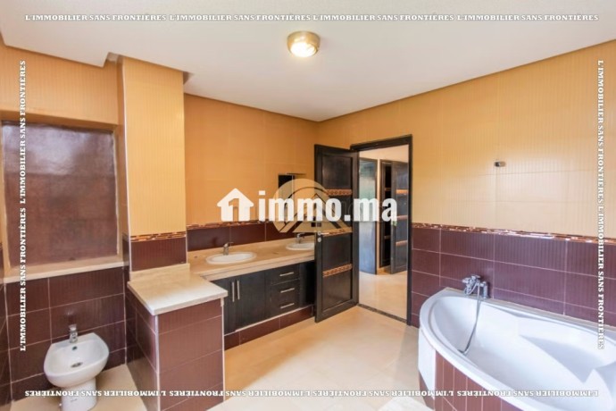 villa-vide-850-m2-a-louer-avec-piscine-privee-les-portes-big-17