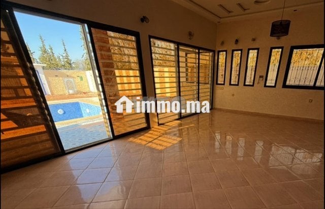 villa-moderne-avec-piscine-en-location-big-0