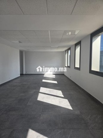 bureau-cfc-avec-belle-exposition-5eme-etage-big-1