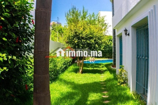 magnifique-villa-de-606-m2-avec-piscine-et-jardin-big-11