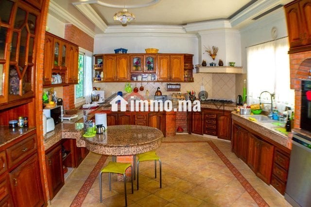 magnifique-villa-de-606-m2-avec-piscine-et-jardin-big-5